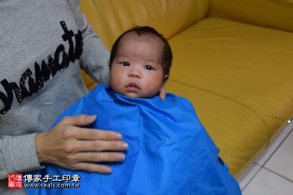 剃胎毛、滿月剃頭、嬰兒剃頭、嬰兒理髮、嬰兒剃髮、嬰兒剃胎毛、嬰兒滿月剃頭、寶寶剃頭、剃胎毛儀式、剃胎毛吉祥話、滿月剃頭儀式、滿月剃頭吉祥話、寶寶剃胎毛、寶寶滿月剃頭理髮、 新北市土城地區剃胎毛、新北市土城地區滿月剃頭、新北市土城地區嬰兒剃頭剃胎毛、新北市土城地區嬰兒理髮、新北市嬰兒剃髮、林寶寶(新北土城區到府嬰兒寶寶滿月剃頭理髮、免費到府嬰兒剃胎毛儀式吉祥話)。到府剃頭剃胎毛主持、專業拍照、DVD光碟、證書。★購買「臍帶章、肚臍章、胎毛筆刷印章」贈送：剃頭、收涎、抓周，三選一。2017.09.22照片16