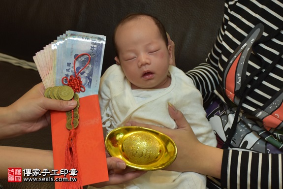 剃胎毛、滿月剃頭、嬰兒剃頭、嬰兒理髮、嬰兒剃髮、嬰兒剃胎毛、嬰兒滿月剃頭、寶寶剃頭、剃胎毛儀式、剃胎毛吉祥話、滿月剃頭儀式、滿月剃頭吉祥話、寶寶剃胎毛、寶寶滿月剃頭理髮、 新北市新莊地區剃胎毛、新北市新莊地區滿月剃頭、新北市新莊地區嬰兒剃頭剃胎毛、新北市新莊地區嬰兒理髮、新北市嬰兒剃髮、黃寶寶(新北新莊區到府嬰兒寶寶滿月剃頭理髮、免費到府嬰兒剃胎毛儀式吉祥話)。到府剃頭剃胎毛主持、專業拍照、DVD光碟、證書。★購買「臍帶章、肚臍章、胎毛筆刷印章」贈送：剃頭、收涎、抓周，三選一。2017.11.16照片13