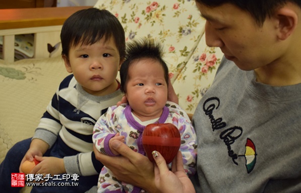 剃胎毛、滿月剃頭、嬰兒剃頭、嬰兒理髮、嬰兒剃髮、嬰兒剃胎毛、嬰兒滿月剃頭、寶寶剃頭、剃胎毛儀式、剃胎毛吉祥話、滿月剃頭儀式、滿月剃頭吉祥話、寶寶剃胎毛、寶寶滿月剃頭理髮、 新竹竹北市剃胎毛、新竹竹北市滿月剃頭、 新竹竹北市嬰兒剃頭剃胎毛、新竹竹北市嬰兒理髮、新竹竹北市嬰兒剃髮、張寶寶(新竹竹北市到府嬰兒寶寶滿月剃頭理髮、免費到府嬰兒剃胎毛儀式吉祥話)。到府剃頭剃胎毛主持、專業拍照、DVD光碟、證書。★購買「臍帶章、肚臍章、胎毛筆刷印章」贈送：剃頭、收涎、抓周，三選一。2017.02.22  照片8