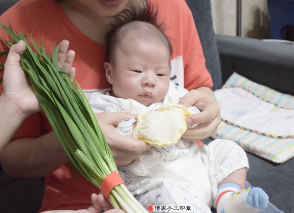 許寶寶(新北新莊區到府嬰兒寶寶滿月剃頭理髮、免費到府嬰兒剃胎毛儀式吉祥話)。到府剃頭剃胎毛主持、專業拍照、DVD光碟、證書。★購買「臍帶章、肚臍章、胎毛筆刷印章」贈送：剃頭、收涎、抓周，三選一。2015.11.30 照片10