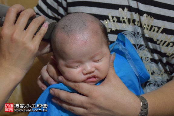 剃胎毛、滿月剃頭、嬰兒剃頭、嬰兒理髮、嬰兒剃髮、嬰兒剃胎毛、嬰兒滿月剃頭、寶寶剃頭、剃胎毛儀式、剃胎毛吉祥話、滿月剃頭儀式、滿月剃頭吉祥話、寶寶剃胎毛、寶寶滿月剃頭理髮、 新北市三峽地區剃胎毛、新北市三峽地區滿月剃頭、新北市三峽地區嬰兒剃頭剃胎毛、新北市三峽地區嬰兒理髮、新北市嬰兒剃髮、 邱寶寶(新北三峽區到府嬰兒寶寶滿月剃頭理髮、免費到府嬰兒剃胎毛儀式吉祥話)。到府剃頭剃胎毛主持、專業拍照、DVD光碟、證書。★購買「臍帶章、肚臍章、胎毛筆刷印章」贈送：剃頭、收涎、抓周，三選一。2017.09.02照片13