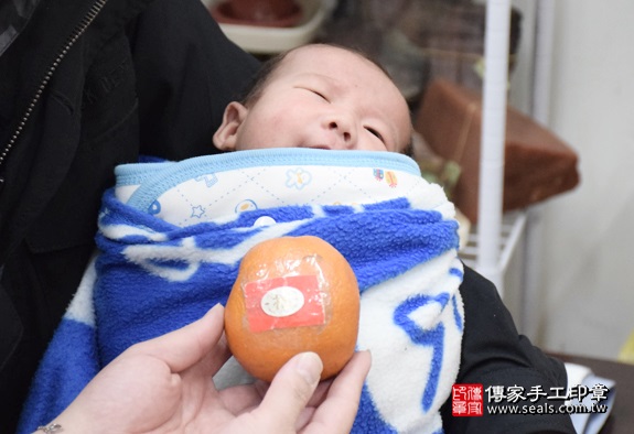 剃胎毛、滿月剃頭、嬰兒剃頭、嬰兒理髮、嬰兒剃髮、嬰兒剃胎毛、嬰兒滿月剃頭、寶寶剃頭、剃胎毛儀式、剃胎毛吉祥話、滿月剃頭儀式、滿月剃頭吉祥話、寶寶剃胎毛、寶寶滿月剃頭理髮、新北永和區剃胎毛、新北永和區滿月剃頭、新北永和區嬰兒剃頭剃胎毛、新北永和區嬰兒理髮、新北永和區嬰兒剃髮、張寶寶們(新北永和區嬰兒寶寶滿月剃頭理髮、免費嬰兒剃胎毛儀式吉祥話)。中國風會場，爸媽寶貝免費穿「日中韓」古裝禮服。專業拍照、DVD光碟、證書。★購買「臍帶章、肚臍章、胎毛筆刷印章」贈送：剃頭、收涎、抓周，三選一。2016.03.24  照片7