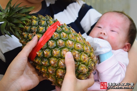 剃胎毛、滿月剃頭、嬰兒剃頭、嬰兒理髮、嬰兒剃髮、嬰兒剃胎毛、嬰兒滿月剃頭、寶寶剃頭、剃胎毛儀式、剃胎毛吉祥話、滿月剃頭儀式、滿月剃頭吉祥話、寶寶剃胎毛、寶寶滿月剃頭理髮、 高雄市前鎮地區剃胎毛、高雄市前鎮地區滿月剃頭、高雄市前鎮地區嬰兒剃頭剃胎毛、高雄市前鎮地區嬰兒理髮、高雄市嬰兒剃髮、陳寶寶(高雄前鎮區到府嬰兒寶寶滿月剃頭理髮、免費到府嬰兒剃胎毛儀式吉祥話)。到府剃頭剃胎毛主持、專業拍照、DVD光碟、證書。★購買「臍帶章、肚臍章、胎毛筆刷印章」贈送：剃頭、收涎、抓周，三選一。2017.09.24照片11