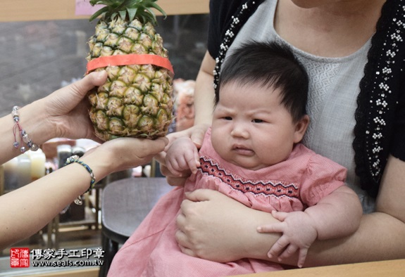 剃胎毛、滿月剃頭、嬰兒剃頭、嬰兒理髮、嬰兒剃髮、嬰兒剃胎毛、嬰兒滿月剃頭、寶寶剃頭、剃胎毛儀式、剃胎毛吉祥話、滿月剃頭儀式、滿月剃頭吉祥話、寶寶剃胎毛、寶寶滿月剃頭理髮、新北永和區剃胎毛、新北永和區滿月剃頭、新北永和區嬰兒剃頭剃胎毛、新北永和區嬰兒理髮、新北永和區嬰兒剃髮、蔡寶寶(新北永和區嬰兒寶寶滿月剃頭理髮、免費嬰兒剃胎毛儀式吉祥話)。中國風會場，爸媽寶貝免費穿「日中韓」古裝禮服。專業拍照、DVD光碟、證書。★購買「臍帶章、肚臍章、胎毛筆刷印章」贈送：剃頭、收涎、抓周，三選一。2016.05.28  照片11