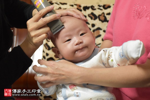 剃胎毛、滿月剃頭、嬰兒剃頭、嬰兒理髮、嬰兒剃髮、嬰兒剃胎毛、嬰兒滿月剃頭、寶寶剃頭、剃胎毛儀式、剃胎毛吉祥話、滿月剃頭儀式、滿月剃頭吉祥話、寶寶剃胎毛、寶寶滿月剃頭理髮、 新竹縣竹東地區剃胎毛、新竹縣竹東地區滿月剃頭、新竹縣竹東地區嬰兒剃頭剃胎毛、新竹縣竹東地區嬰兒理髮、新竹市嬰兒剃髮、曾寶寶(新竹竹東市到府嬰兒寶寶滿月剃頭理髮、免費到府嬰兒剃胎毛儀式吉祥話)。到府剃頭剃胎毛主持、專業拍照、DVD光碟、證書。★購買「臍帶章、肚臍章、胎毛筆刷印章」贈送：剃頭、收涎、抓周，三選一。2017.11.19照片16