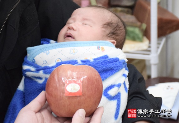 剃胎毛、滿月剃頭、嬰兒剃頭、嬰兒理髮、嬰兒剃髮、嬰兒剃胎毛、嬰兒滿月剃頭、寶寶剃頭、剃胎毛儀式、剃胎毛吉祥話、滿月剃頭儀式、滿月剃頭吉祥話、寶寶剃胎毛、寶寶滿月剃頭理髮、新北永和區剃胎毛、新北永和區滿月剃頭、新北永和區嬰兒剃頭剃胎毛、新北永和區嬰兒理髮、新北永和區嬰兒剃髮、張寶寶們(新北永和區嬰兒寶寶滿月剃頭理髮、免費嬰兒剃胎毛儀式吉祥話)。中國風會場，爸媽寶貝免費穿「日中韓」古裝禮服。專業拍照、DVD光碟、證書。★購買「臍帶章、肚臍章、胎毛筆刷印章」贈送：剃頭、收涎、抓周，三選一。2016.03.24  照片8