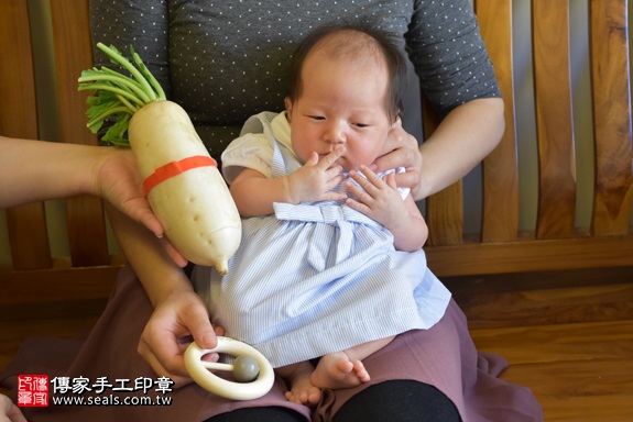 剃胎毛、滿月剃頭、嬰兒剃頭、嬰兒理髮、嬰兒剃髮、嬰兒剃胎毛、嬰兒滿月剃頭、寶寶剃頭、剃胎毛儀式、剃胎毛吉祥話、滿月剃頭儀式、滿月剃頭吉祥話、寶寶剃胎毛、寶寶滿月剃頭理髮、 桃園市桃園地區剃胎毛、桃園市桃園地區滿月剃頭、桃園市桃園地區嬰兒剃頭剃胎毛、桃園市桃園地區嬰兒理髮、桃園市嬰兒剃髮、李寶寶(桃園桃園區到府嬰兒寶寶滿月剃頭理髮、免費到府嬰兒剃胎毛儀式吉祥話)。到府剃頭剃胎毛主持、專業拍照、DVD光碟、證書。★購買「臍帶章、肚臍章、胎毛筆刷印章」贈送：剃頭、收涎、抓周，三選一。2017.11.10照片13