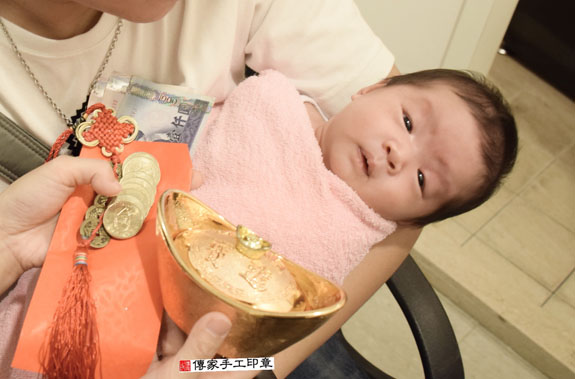 蔡寶寶(新北中和區到府嬰兒寶寶滿月剃頭理髮、免費到府嬰兒剃胎毛儀式吉祥話)。到府剃頭剃胎毛主持、專業拍照、DVD光碟、證書。★購買「臍帶章、肚臍章、胎毛筆刷印章」贈送：剃頭、收涎、抓周，三選一。2015.11.04 照片14