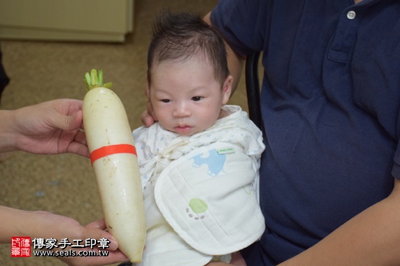 剃胎毛、滿月剃頭、嬰兒剃頭、嬰兒理髮、嬰兒剃髮、嬰兒剃胎毛、嬰兒滿月剃頭、寶寶剃頭、剃胎毛儀式、剃胎毛吉祥話、滿月剃頭儀式、滿月剃頭吉祥話、寶寶剃胎毛、寶寶滿月剃頭理髮、 新北市中和地區剃胎毛、新北市中和地區滿月剃頭、新北市中和地區嬰兒剃頭剃胎毛、新北市中和地區嬰兒理髮、新北市嬰兒剃髮、小瘦肉(新北中和區到府嬰兒寶寶滿月剃頭理髮、免費到府嬰兒剃胎毛儀式吉祥話)。到府剃頭剃胎毛主持、專業拍照、DVD光碟、證書。★購買「臍帶章、肚臍章、胎毛筆刷印章」贈送：剃頭、收涎、抓周，三選一。2017.09.23照片11