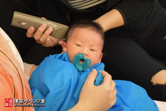 剃胎毛、滿月剃頭、嬰兒剃頭、嬰兒理髮、嬰兒剃髮、嬰兒剃胎毛、嬰兒滿月剃頭、寶寶剃頭、剃胎毛儀式、剃胎毛吉祥話、滿月剃頭儀式、滿月剃頭吉祥話、寶寶剃胎毛、寶寶滿月剃頭理髮、 新竹縣竹北地區剃胎毛、新竹縣竹北地區滿月剃頭、新竹縣竹北地區嬰兒剃頭剃胎毛、新竹縣竹北地區嬰兒理髮、新竹縣嬰兒剃髮、鄭寶寶(新竹竹北區到府嬰兒寶寶滿月剃頭理髮、免費到府嬰兒剃胎毛儀式吉祥話)。到府剃頭剃胎毛主持、專業拍照、DVD光碟、證書。★購買「臍帶章、肚臍章、胎毛筆刷印章」贈送：剃頭、收涎、抓周，三選一。2017.11.18照片14