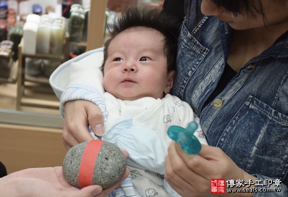 剃胎毛、滿月剃頭、嬰兒剃頭、嬰兒理髮、嬰兒剃髮、嬰兒剃胎毛、嬰兒滿月剃頭、寶寶剃頭、剃胎毛儀式、剃胎毛吉祥話、滿月剃頭儀式、滿月剃頭吉祥話、寶寶剃胎毛、寶寶滿月剃頭理髮、新北永和區剃胎毛、新北永和區滿月剃頭、新北永和區嬰兒剃頭剃胎毛、新北永和區嬰兒理髮、新北永和區嬰兒剃髮、小蘿蔔(新北永和區嬰兒寶寶滿月剃頭理髮、免費嬰兒剃胎毛儀式吉祥話)。中國風會場，爸媽寶貝免費穿「日中韓」古裝禮服。專業拍照、DVD光碟、證書。★購買「臍帶章、肚臍章、胎毛筆刷印章」贈送：剃頭、收涎、抓周，三選一。2016.05.14  照片5