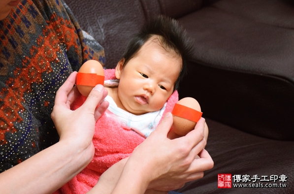 剃胎毛、滿月剃頭、嬰兒剃頭、嬰兒理髮、嬰兒剃髮、嬰兒剃胎毛、嬰兒滿月剃頭、寶寶剃頭、剃胎毛儀式、剃胎毛吉祥話、滿月剃頭儀式、滿月剃頭吉祥話、寶寶剃胎毛、寶寶滿月剃頭理髮、 新竹市剃胎毛、新竹市滿月剃頭、 新竹市嬰兒剃頭剃胎毛、新竹市嬰兒理髮、新竹市嬰兒剃髮、小雨衣(新竹市到府嬰兒寶寶滿月剃頭理髮、免費到府嬰兒剃胎毛儀式吉祥話)。到府剃頭剃胎毛主持、專業拍照、DVD光碟、證書。★購買「臍帶章、肚臍章、胎毛筆刷印章」贈送：剃頭、收涎、抓周，三選一。2016.02.21 照片3