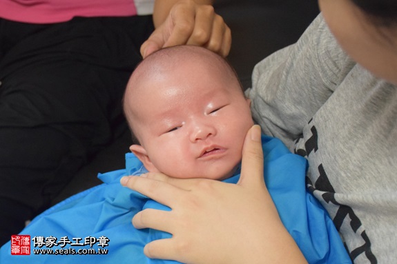 剃胎毛、滿月剃頭、嬰兒剃頭、嬰兒理髮、嬰兒剃髮、嬰兒剃胎毛、嬰兒滿月剃頭、寶寶剃頭、剃胎毛儀式、剃胎毛吉祥話、滿月剃頭儀式、滿月剃頭吉祥話、寶寶剃胎毛、寶寶滿月剃頭理髮、 新北市中和地區剃胎毛、新北市中和地區滿月剃頭、新北市中和地區嬰兒剃頭剃胎毛、新北市中和地區嬰兒理髮、新北市嬰兒剃髮、陳寶寶(新北中和區到府嬰兒寶寶滿月剃頭理髮、免費到府嬰兒剃胎毛儀式吉祥話)。到府剃頭剃胎毛主持、專業拍照、DVD光碟、證書。★購買「臍帶章、肚臍章、胎毛筆刷印章」贈送：剃頭、收涎、抓周，三選一。2017.09.06照片17