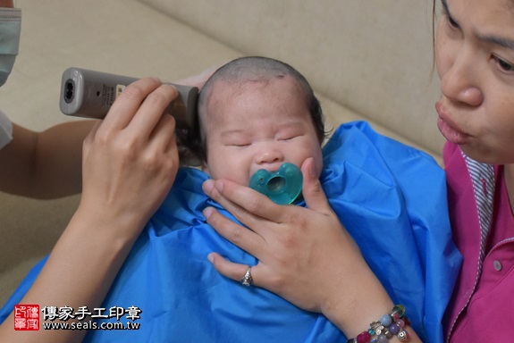 剃胎毛、滿月剃頭、嬰兒剃頭、嬰兒理髮、嬰兒剃髮、嬰兒剃胎毛、嬰兒滿月剃頭、寶寶剃頭、剃胎毛儀式、剃胎毛吉祥話、滿月剃頭儀式、滿月剃頭吉祥話、寶寶剃胎毛、寶寶滿月剃頭理髮、 新竹縣竹北地區剃胎毛、新竹縣竹北地區滿月剃頭、新竹縣竹北地區嬰兒剃頭剃胎毛、新竹縣竹北地區嬰兒理髮、新竹縣嬰兒剃髮、黃寶寶(新北竹北市到府嬰兒寶寶滿月剃頭理髮、免費到府嬰兒剃胎毛儀式吉祥話)。到府剃頭剃胎毛主持、專業拍照、DVD光碟、證書。★購買「臍帶章、肚臍章、胎毛筆刷印章」贈送：剃頭、收涎、抓周，三選一。2017.10.08照片15