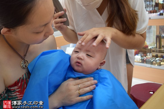 剃胎毛、滿月剃頭、嬰兒剃頭、嬰兒理髮、嬰兒剃髮、嬰兒剃胎毛、嬰兒滿月剃頭、寶寶剃頭、剃胎毛儀式、剃胎毛吉祥話、滿月剃頭儀式、滿月剃頭吉祥話、寶寶剃胎毛、寶寶滿月剃頭理髮、 高雄市鳳山地區剃胎毛、高雄市鳳山地區滿月剃頭、高雄市鳳山地區嬰兒剃頭剃胎毛、高雄市鳳山地區嬰兒理髮、高雄市嬰兒剃髮、王寶寶(高雄鳳山區嬰兒寶寶滿月剃頭理髮、免費嬰兒剃胎毛儀式吉祥話)。中國風會場，爸媽寶貝免費穿「日中韓」古裝禮服。專業拍照、DVD光碟、證書。★購買「臍帶章、肚臍章、胎毛筆刷印章」贈送：剃頭、收涎、抓周，三選一。2017.11.07照片17