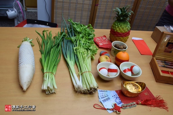 剃胎毛、滿月剃頭、嬰兒剃頭、嬰兒理髮、嬰兒剃髮、嬰兒剃胎毛、嬰兒滿月剃頭、寶寶剃頭、剃胎毛儀式、剃胎毛吉祥話、滿月剃頭儀式、滿月剃頭吉祥話、寶寶剃胎毛、寶寶滿月剃頭理髮、台中北區剃胎毛、台中北區滿月剃頭、台中北區嬰兒剃頭剃胎毛、台中北區嬰兒理髮、台中北區嬰兒剃髮、何寶寶(台中北區嬰兒寶寶滿月剃頭理髮、免費嬰兒剃胎毛儀式吉祥話)。中國風會場，爸媽寶貝免費穿「日中韓」古裝禮服。專業拍照、DVD光碟、證書。★購買「臍帶章、肚臍章、胎毛筆刷印章」贈送：剃頭、收涎、抓周，三選一。2016.06.02  照片1