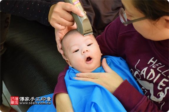 剃胎毛、滿月剃頭、嬰兒剃頭、嬰兒理髮、嬰兒剃髮、嬰兒剃胎毛、嬰兒滿月剃頭、寶寶剃頭、剃胎毛儀式、剃胎毛吉祥話、滿月剃頭儀式、滿月剃頭吉祥話、寶寶剃胎毛、寶寶滿月剃頭理髮、 桃園蘆竹區剃胎毛、桃園蘆竹區滿月剃頭、 桃園蘆竹區嬰兒剃頭剃胎毛、桃園蘆竹區嬰兒理髮、桃園蘆竹區嬰兒剃髮、郭寶寶(桃園蘆竹區到府嬰兒寶寶滿月剃頭理髮、免費到府嬰兒剃胎毛儀式吉祥話)。到府剃頭剃胎毛主持、專業拍照、DVD光碟、證書。★購買「臍帶章、肚臍章、胎毛筆刷印章」贈送：剃頭、收涎、抓周，三選一。2016.12.17  照片19