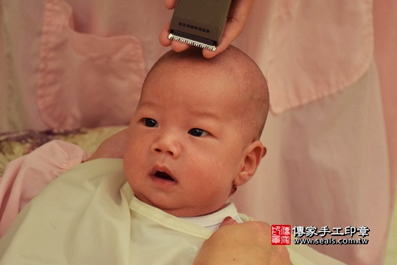 剃胎毛、滿月剃頭、嬰兒剃頭、嬰兒理髮、嬰兒剃髮、嬰兒剃胎毛、嬰兒滿月剃頭、寶寶剃頭、剃胎毛儀式、剃胎毛吉祥話、滿月剃頭儀式、滿月剃頭吉祥話、寶寶剃胎毛、寶寶滿月剃頭理髮、 台中市南屯地區剃胎毛、台中市南屯地區滿月剃頭、台中市南屯地區嬰兒剃頭剃胎毛、台中市南屯地區嬰兒理髮、台中市嬰兒剃髮、李仔糖(台中南屯區到府嬰兒寶寶滿月剃頭理髮、免費到府嬰兒剃胎毛儀式吉祥話)。到府剃頭剃胎毛主持、專業拍照、DVD光碟、證書。★購買「臍帶章、肚臍章、胎毛筆刷印章」贈送：剃頭、收涎、抓周，三選一。2017.11.18照片20