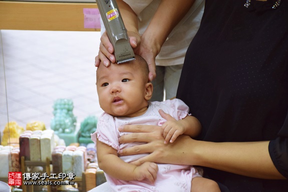 剃胎毛、滿月剃頭、嬰兒剃頭、嬰兒理髮、嬰兒剃髮、嬰兒剃胎毛、嬰兒滿月剃頭、寶寶剃頭、剃胎毛儀式、剃胎毛吉祥話、滿月剃頭儀式、滿月剃頭吉祥話、寶寶剃胎毛、寶寶滿月剃頭理髮、新北永和區剃胎毛、新北永和區滿月剃頭、新北永和區嬰兒剃頭剃胎毛、新北永和區嬰兒理髮、新北永和區嬰兒剃髮、雷寶寶(新北永和區嬰兒寶寶滿月剃頭理髮、免費嬰兒剃胎毛儀式吉祥話)。中國風會場，爸媽寶貝免費穿「日中韓」古裝禮服。專業拍照、DVD光碟、證書。★購買「臍帶章、肚臍章、胎毛筆刷印章」贈送：剃頭、收涎、抓周，三選一。2016.08.21  照片19