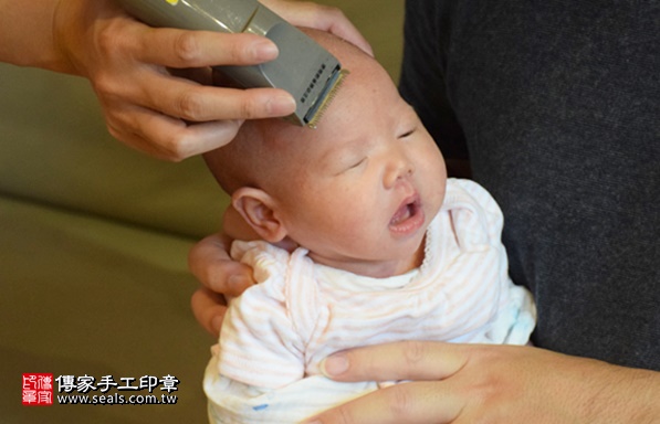 剃胎毛、滿月剃頭、嬰兒剃頭、嬰兒理髮、嬰兒剃髮、嬰兒剃胎毛、嬰兒滿月剃頭、寶寶剃頭、剃胎毛儀式、剃胎毛吉祥話、滿月剃頭儀式、滿月剃頭吉祥話、寶寶剃胎毛、寶寶滿月剃頭理髮、 新北市五股地區剃胎毛、新北市五股地區滿月剃頭、新北市五股地區嬰兒剃頭剃胎毛、新北市五股地區嬰兒理髮、新北市嬰兒剃髮、廖寶寶(新北五股區到府嬰兒寶寶滿月剃頭理髮、免費到府嬰兒剃胎毛儀式吉祥話)。到府剃頭剃胎毛主持、專業拍照、DVD光碟、證書。★購買「臍帶章、肚臍章、胎毛筆刷印章」贈送：剃頭、收涎、抓周，三選一。2017.08.27照片16