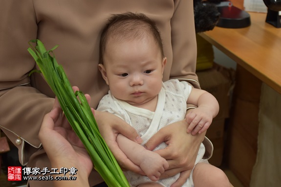 剃胎毛、滿月剃頭、嬰兒剃頭、嬰兒理髮、嬰兒剃髮、嬰兒剃胎毛、嬰兒滿月剃頭、寶寶剃頭、剃胎毛儀式、剃胎毛吉祥話、滿月剃頭儀式、滿月剃頭吉祥話、寶寶剃胎毛、寶寶滿月剃頭理髮、 新北市永和地區剃胎毛、新北市永和地區滿月剃頭、新北市永和地區嬰兒剃頭剃胎毛、新北市永和地區嬰兒理髮、新北市嬰兒剃髮、劉寶寶(新北永和區嬰兒寶寶滿月剃頭理髮、免費嬰兒剃胎毛儀式吉祥話)。中國風會場，爸媽寶貝免費穿「日中韓」古裝禮服。專業拍照、DVD光碟、證書。★購買「臍帶章、肚臍章、胎毛筆刷印章」贈送：剃頭、收涎、抓周，三選一。2017.09.09照片14