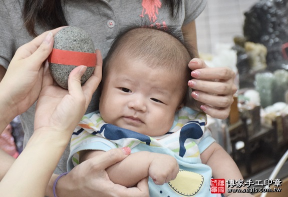 剃胎毛、滿月剃頭、嬰兒剃頭、嬰兒理髮、嬰兒剃髮、嬰兒剃胎毛、嬰兒滿月剃頭、寶寶剃頭、剃胎毛儀式、剃胎毛吉祥話、滿月剃頭儀式、滿月剃頭吉祥話、寶寶剃胎毛、寶寶滿月剃頭理髮、新北永和區剃胎毛、新北永和區滿月剃頭、新北永和區嬰兒剃頭剃胎毛、新北永和區嬰兒理髮、新北永和區嬰兒剃髮、張寶寶(新北永和區嬰兒寶寶滿月剃頭理髮、免費嬰兒剃胎毛儀式吉祥話)。中國風會場，爸媽寶貝免費穿「日中韓」古裝禮服。專業拍照、DVD光碟、證書。★購買「臍帶章、肚臍章、胎毛筆刷印章」贈送：剃頭、收涎、抓周，三選一。2016.05.21  照片5