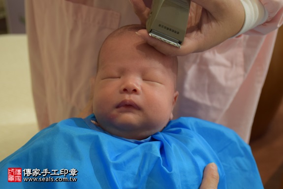 剃胎毛、滿月剃頭、嬰兒剃頭、嬰兒理髮、嬰兒剃髮、嬰兒剃胎毛、嬰兒滿月剃頭、寶寶剃頭、剃胎毛儀式、剃胎毛吉祥話、滿月剃頭儀式、滿月剃頭吉祥話、寶寶剃胎毛、寶寶滿月剃頭理髮、 新北市三重地區剃胎毛、新北市三重地區滿月剃頭、新北市三重地區嬰兒剃頭剃胎毛、新北市三重地區嬰兒理髮、新北市嬰兒剃髮、呂寶寶(新北三重區到府嬰兒寶寶滿月剃頭理髮、免費到府嬰兒剃胎毛儀式吉祥話)。到府剃頭剃胎毛主持、專業拍照、DVD光碟、證書。★購買「臍帶章、肚臍章、胎毛筆刷印章」贈送：剃頭、收涎、抓周，三選一。2017.12.20照片16