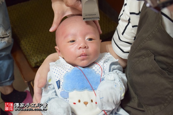 剃胎毛、滿月剃頭、嬰兒剃頭、嬰兒理髮、嬰兒剃髮、嬰兒剃胎毛、嬰兒滿月剃頭、寶寶剃頭、剃胎毛儀式、剃胎毛吉祥話、滿月剃頭儀式、滿月剃頭吉祥話、寶寶剃胎毛、寶寶滿月剃頭理髮、 台北萬華區剃胎毛、台北萬華區滿月剃頭、 台北萬華區嬰兒剃頭剃胎毛、台北萬華區嬰兒理髮、台北萬華區嬰兒剃髮、陳寶寶(台北萬華區到府嬰兒寶寶滿月剃頭理髮、免費到府嬰兒剃胎毛儀式吉祥話)。到府剃頭剃胎毛主持、專業拍照、DVD光碟、證書。★購買「臍帶章、肚臍章、胎毛筆刷印章」贈送：剃頭、收涎、抓周，三選一。2017.05.22  照片16