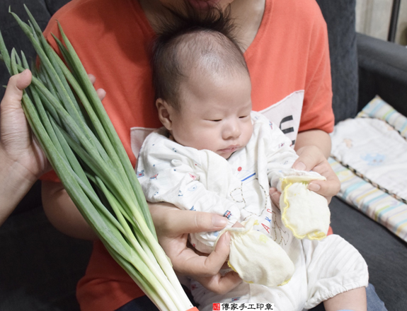 許寶寶(新北新莊區到府嬰兒寶寶滿月剃頭理髮、免費到府嬰兒剃胎毛儀式吉祥話)。到府剃頭剃胎毛主持、專業拍照、DVD光碟、證書。★購買「臍帶章、肚臍章、胎毛筆刷印章」贈送：剃頭、收涎、抓周，三選一。2015.11.30 照片12
