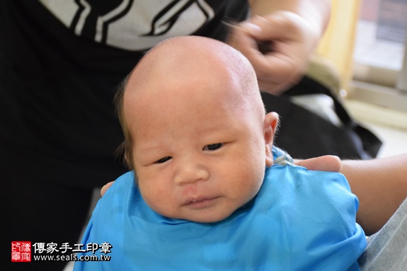 剃胎毛、滿月剃頭、嬰兒剃頭、嬰兒理髮、嬰兒剃髮、嬰兒剃胎毛、嬰兒滿月剃頭、寶寶剃頭、剃胎毛儀式、剃胎毛吉祥話、滿月剃頭儀式、滿月剃頭吉祥話、寶寶剃胎毛、寶寶滿月剃頭理髮、 新竹縣芎林地區剃胎毛、新竹縣芎林地區滿月剃頭、新竹縣芎林地區嬰兒剃頭剃胎毛、新竹縣芎林地區嬰兒理髮、新竹縣嬰兒剃髮、林寶寶(新竹芎林鄉到府嬰兒寶寶滿月剃頭理髮、免費到府嬰兒剃胎毛儀式吉祥話)。到府剃頭剃胎毛主持、專業拍照、DVD光碟、證書。★購買「臍帶章、肚臍章、胎毛筆刷印章」贈送：剃頭、收涎、抓周，三選一。2017.09.12照片15