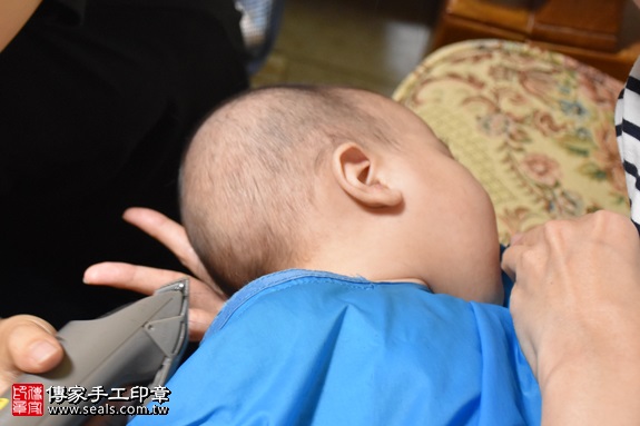 剃胎毛、滿月剃頭、嬰兒剃頭、嬰兒理髮、嬰兒剃髮、嬰兒剃胎毛、嬰兒滿月剃頭、寶寶剃頭、剃胎毛儀式、剃胎毛吉祥話、滿月剃頭儀式、滿月剃頭吉祥話、寶寶剃胎毛、寶寶滿月剃頭理髮、 新北市淡水地區剃胎毛、新北市淡水地區滿月剃頭、新北市淡水地區嬰兒剃頭剃胎毛、新北市淡水地區嬰兒理髮、新北市嬰兒剃髮、何寶寶(新北淡水區到府嬰兒寶寶滿月剃頭理髮、免費到府嬰兒剃胎毛儀式吉祥話)。到府剃頭剃胎毛主持、專業拍照、DVD光碟、證書。★購買「臍帶章、肚臍章、胎毛筆刷印章」贈送：剃頭、收涎、抓周，三選一。2017.09.24照片19