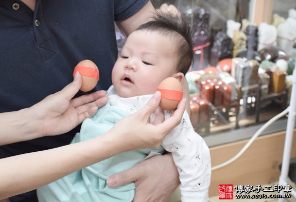 剃胎毛、滿月剃頭、嬰兒剃頭、嬰兒理髮、嬰兒剃髮、嬰兒剃胎毛、嬰兒滿月剃頭、寶寶剃頭、剃胎毛儀式、剃胎毛吉祥話、滿月剃頭儀式、滿月剃頭吉祥話、寶寶剃胎毛、寶寶滿月剃頭理髮、新北永和區剃胎毛、新北永和區滿月剃頭、新北永和區嬰兒剃頭剃胎毛、新北永和區嬰兒理髮、新北永和區嬰兒剃髮、林寶寶(新北永和區嬰兒寶寶滿月剃頭理髮、免費嬰兒剃胎毛儀式吉祥話)。中國風會場，爸媽寶貝免費穿「日中韓」古裝禮服。專業拍照、DVD光碟、證書。★購買「臍帶章、肚臍章、胎毛筆刷印章」贈送：剃頭、收涎、抓周，三選一。2016.04.09  照片3