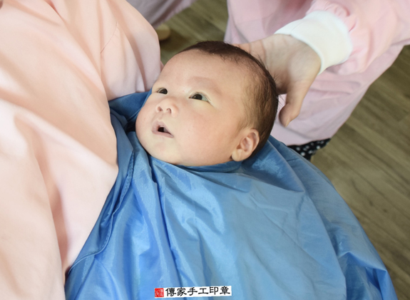 山並寶寶(台北士林區到府嬰兒寶寶滿月剃頭理髮、免費到府嬰兒剃胎毛儀式吉祥話)。到府剃頭剃胎毛主持、專業拍照、DVD光碟、證書。★購買「臍帶章、肚臍章、胎毛筆刷印章」贈送：剃頭、收涎、抓周，三選一。2015.11.12 照片16