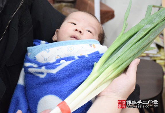 剃胎毛、滿月剃頭、嬰兒剃頭、嬰兒理髮、嬰兒剃髮、嬰兒剃胎毛、嬰兒滿月剃頭、寶寶剃頭、剃胎毛儀式、剃胎毛吉祥話、滿月剃頭儀式、滿月剃頭吉祥話、寶寶剃胎毛、寶寶滿月剃頭理髮、新北永和區剃胎毛、新北永和區滿月剃頭、新北永和區嬰兒剃頭剃胎毛、新北永和區嬰兒理髮、新北永和區嬰兒剃髮、張寶寶們(新北永和區嬰兒寶寶滿月剃頭理髮、免費嬰兒剃胎毛儀式吉祥話)。中國風會場，爸媽寶貝免費穿「日中韓」古裝禮服。專業拍照、DVD光碟、證書。★購買「臍帶章、肚臍章、胎毛筆刷印章」贈送：剃頭、收涎、抓周，三選一。2016.03.24  照片11