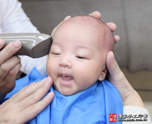 剃胎毛、滿月剃頭、嬰兒剃頭、嬰兒理髮、嬰兒剃髮、嬰兒剃胎毛、嬰兒滿月剃頭、寶寶剃頭、剃胎毛儀式、剃胎毛吉祥話、滿月剃頭儀式、滿月剃頭吉祥話、寶寶剃胎毛、寶寶滿月剃頭理髮、新北永和區剃胎毛、新北永和區滿月剃頭、新北永和區嬰兒剃頭剃胎毛、新北永和區嬰兒理髮、新北永和區嬰兒剃髮、林寶寶(新北永和區嬰兒寶寶滿月剃頭理髮、免費嬰兒剃胎毛儀式吉祥話)。中國風會場，爸媽寶貝免費穿「日中韓」古裝禮服。專業拍照、DVD光碟、證書。★購買「臍帶章、肚臍章、胎毛筆刷印章」贈送：剃頭、收涎、抓周，三選一。2015.12.18 照片17
