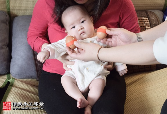 剃胎毛、滿月剃頭、嬰兒剃頭、嬰兒理髮、嬰兒剃髮、嬰兒剃胎毛、嬰兒滿月剃頭、寶寶剃頭、剃胎毛儀式、剃胎毛吉祥話、滿月剃頭儀式、滿月剃頭吉祥話、寶寶剃胎毛、寶寶滿月剃頭理髮、 台北中正區剃胎毛、台北中正區滿月剃頭、 台北中正區嬰兒剃頭剃胎毛、台北中正區嬰兒理髮、台北中正區嬰兒剃髮、張妹妹(台北中正區到府嬰兒寶寶滿月剃頭理髮、免費到府嬰兒剃胎毛儀式吉祥話)。到府剃頭剃胎毛主持、專業拍照、DVD光碟、證書。★購買「臍帶章、肚臍章、胎毛筆刷印章」贈送：剃頭、收涎、抓周，三選一。2016.04.16  照片3