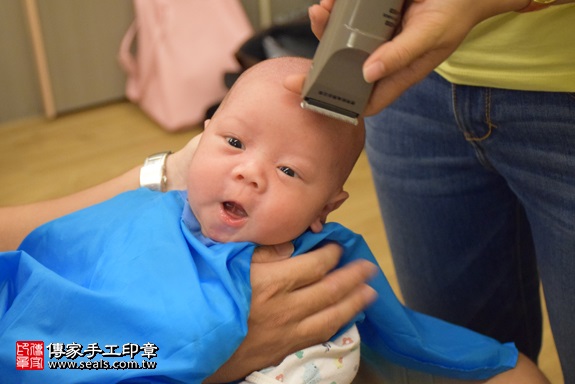 剃胎毛、滿月剃頭、嬰兒剃頭、嬰兒理髮、嬰兒剃髮、嬰兒剃胎毛、嬰兒滿月剃頭、寶寶剃頭、剃胎毛儀式、剃胎毛吉祥話、滿月剃頭儀式、滿月剃頭吉祥話、寶寶剃胎毛、寶寶滿月剃頭理髮、 新北市板橋地區剃胎毛、新北市板橋地區滿月剃頭、新北市板橋地區嬰兒剃頭剃胎毛、新北市板橋地區嬰兒理髮、新北市嬰兒剃髮、潘寶寶(新北板橋區到府嬰兒寶寶滿月剃頭理髮、免費到府嬰兒剃胎毛儀式吉祥話)。到府剃頭剃胎毛主持、專業拍照、DVD光碟、證書。★購買「臍帶章、肚臍章、胎毛筆刷印章」贈送：剃頭、收涎、抓周，三選一。2017.09.28照片18