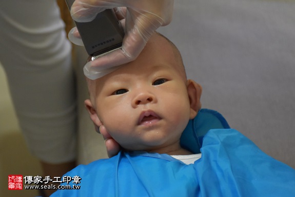 剃胎毛、滿月剃頭、嬰兒剃頭、嬰兒理髮、嬰兒剃髮、嬰兒剃胎毛、嬰兒滿月剃頭、寶寶剃頭、剃胎毛儀式、剃胎毛吉祥話、滿月剃頭儀式、滿月剃頭吉祥話、寶寶剃胎毛、寶寶滿月剃頭理髮、 新北市板橋地區剃胎毛、新北市板橋地區滿月剃頭、新北市板橋地區嬰兒剃頭剃胎毛、新北市板橋地區嬰兒理髮、新北市嬰兒剃髮、黃寶寶(新北板橋區到府嬰兒寶寶滿月剃頭理髮、免費到府嬰兒剃胎毛儀式吉祥話)。到府剃頭剃胎毛主持、專業拍照、DVD光碟、證書。★購買「臍帶章、肚臍章、胎毛筆刷印章」贈送：剃頭、收涎、抓周，三選一。2017.10.19照片18