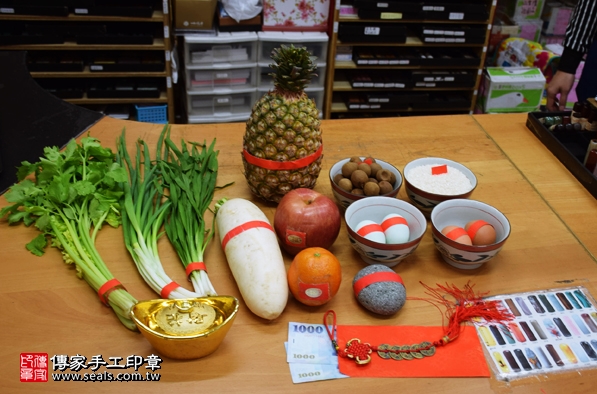 剃胎毛、滿月剃頭、嬰兒剃頭、嬰兒理髮、嬰兒剃髮、嬰兒剃胎毛、嬰兒滿月剃頭、寶寶剃頭、剃胎毛儀式、剃胎毛吉祥話、滿月剃頭儀式、滿月剃頭吉祥話、寶寶剃胎毛、寶寶滿月剃頭理髮、新北永和區剃胎毛、新北永和區滿月剃頭、新北永和區嬰兒剃頭剃胎毛、新北永和區嬰兒理髮、新北永和區嬰兒剃髮、游寶寶(新北永和區嬰兒寶寶滿月剃頭理髮、免費嬰兒剃胎毛儀式吉祥話)。中國風會場，爸媽寶貝免費穿「日中韓」古裝禮服。專業拍照、DVD光碟、證書。★購買「臍帶章、肚臍章、胎毛筆刷印章」贈送：剃頭、收涎、抓周，三選一。2016.02.21 照片1