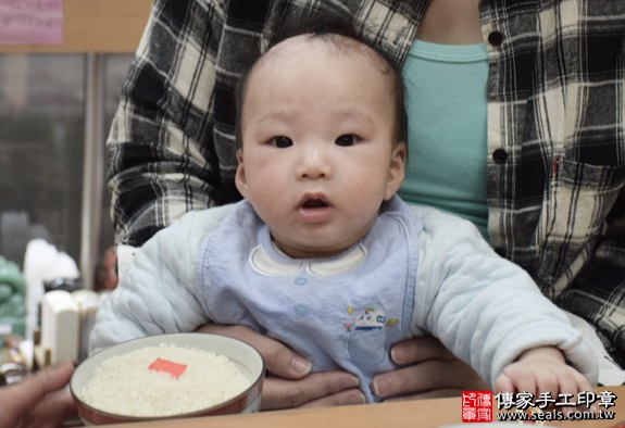 剃胎毛、滿月剃頭、嬰兒剃頭、嬰兒理髮、嬰兒剃髮、嬰兒剃胎毛、嬰兒滿月剃頭、寶寶剃頭、剃胎毛儀式、剃胎毛吉祥話、滿月剃頭儀式、滿月剃頭吉祥話、寶寶剃胎毛、寶寶滿月剃頭理髮、新北永和區剃胎毛、新北永和區滿月剃頭、新北永和區嬰兒剃頭剃胎毛、新北永和區嬰兒理髮、新北永和區嬰兒剃髮、周寶寶(新北永和區嬰兒寶寶滿月剃頭理髮、免費嬰兒剃胎毛儀式吉祥話)。中國風會場，爸媽寶貝免費穿「日中韓」古裝禮服。專業拍照、DVD光碟、證書。★購買「臍帶章、肚臍章、胎毛筆刷印章」贈送：剃頭、收涎、抓周，三選一。2016.03.31 照片6