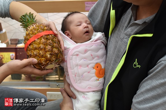 剃胎毛、滿月剃頭、嬰兒剃頭、嬰兒理髮、嬰兒剃髮、嬰兒剃胎毛、嬰兒滿月剃頭、寶寶剃頭、剃胎毛儀式、剃胎毛吉祥話、滿月剃頭儀式、滿月剃頭吉祥話、寶寶剃胎毛、寶寶滿月剃頭理髮、新北永和區剃胎毛、新北永和區滿月剃頭、新北永和區嬰兒剃頭剃胎毛、新北永和區嬰兒理髮、新北永和區嬰兒剃髮、黃寶寶(新北永和區嬰兒寶寶滿月剃頭理髮、免費嬰兒剃胎毛儀式吉祥話)。中國風會場，爸媽寶貝免費穿「日中韓」古裝禮服。專業拍照、DVD光碟、證書。★購買「臍帶章、肚臍章、胎毛筆刷印章」贈送：剃頭、收涎、抓周，三選一。2017.01.07 照片9