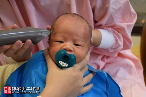 剃胎毛、滿月剃頭、嬰兒剃頭、嬰兒理髮、嬰兒剃髮、嬰兒剃胎毛、嬰兒滿月剃頭、寶寶剃頭、剃胎毛儀式、剃胎毛吉祥話、滿月剃頭儀式、滿月剃頭吉祥話、寶寶剃胎毛、寶寶滿月剃頭理髮、 新北市三重地區剃胎毛、新北市三重地區滿月剃頭、新北市三重地區嬰兒剃頭剃胎毛、新北市三重地區嬰兒理髮、新北市嬰兒剃髮、張寶寶(新北三重區到府嬰兒寶寶滿月剃頭理髮、免費到府嬰兒剃胎毛儀式吉祥話)。到府剃頭剃胎毛主持、專業拍照、DVD光碟、證書。★購買「臍帶章、肚臍章、胎毛筆刷印章」贈送：剃頭、收涎、抓周，三選一。2017.09.09照片15