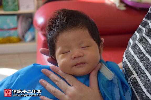 剃胎毛、滿月剃頭、嬰兒剃頭、嬰兒理髮、嬰兒剃髮、嬰兒剃胎毛、嬰兒滿月剃頭、寶寶剃頭、剃胎毛儀式、剃胎毛吉祥話、滿月剃頭儀式、滿月剃頭吉祥話、寶寶剃胎毛、寶寶滿月剃頭理髮、 新竹縣竹東地區剃胎毛、新竹縣竹東地區滿月剃頭、新竹縣竹東地區嬰兒剃頭剃胎毛、新竹縣竹東地區嬰兒理髮、新竹縣嬰兒剃髮、黃寶寶(新竹竹東鎮區到府嬰兒寶寶滿月剃頭理髮、免費到府嬰兒剃胎毛儀式吉祥話)。到府剃頭剃胎毛主持、專業拍照、DVD光碟、證書。★購買「臍帶章、肚臍章、胎毛筆刷印章」贈送：剃頭、收涎、抓周，三選一。2017.09.09照片15