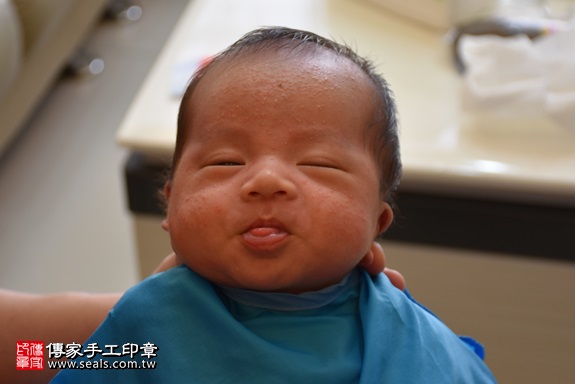 剃胎毛、滿月剃頭、嬰兒剃頭、嬰兒理髮、嬰兒剃髮、嬰兒剃胎毛、嬰兒滿月剃頭、寶寶剃頭、剃胎毛儀式、剃胎毛吉祥話、滿月剃頭儀式、滿月剃頭吉祥話、寶寶剃胎毛、寶寶滿月剃頭理髮、 桃園市平鎮地區剃胎毛、桃園市平鎮地區滿月剃頭、桃園市平鎮地區嬰兒剃頭剃胎毛、桃園市平鎮地區嬰兒理髮、桃園市嬰兒剃髮、黃寶寶(桃園平鎮區)到府嬰兒寶寶滿月剃頭理髮、免費到府嬰兒剃胎毛儀式吉祥話)。到府剃頭剃胎毛主持、專業拍照、DVD光碟、證書。★購買「臍帶章、肚臍章、胎毛筆刷印章」贈送：剃頭、收涎、抓周，三選一。2017.10.09照片16