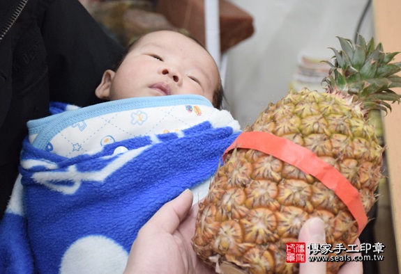 剃胎毛、滿月剃頭、嬰兒剃頭、嬰兒理髮、嬰兒剃髮、嬰兒剃胎毛、嬰兒滿月剃頭、寶寶剃頭、剃胎毛儀式、剃胎毛吉祥話、滿月剃頭儀式、滿月剃頭吉祥話、寶寶剃胎毛、寶寶滿月剃頭理髮、新北永和區剃胎毛、新北永和區滿月剃頭、新北永和區嬰兒剃頭剃胎毛、新北永和區嬰兒理髮、新北永和區嬰兒剃髮、張寶寶們(新北永和區嬰兒寶寶滿月剃頭理髮、免費嬰兒剃胎毛儀式吉祥話)。中國風會場，爸媽寶貝免費穿「日中韓」古裝禮服。專業拍照、DVD光碟、證書。★購買「臍帶章、肚臍章、胎毛筆刷印章」贈送：剃頭、收涎、抓周，三選一。2016.03.24  照片13