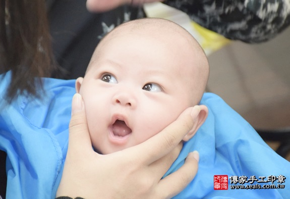 剃胎毛、滿月剃頭、嬰兒剃頭、嬰兒理髮、嬰兒剃髮、嬰兒剃胎毛、嬰兒滿月剃頭、寶寶剃頭、剃胎毛儀式、剃胎毛吉祥話、滿月剃頭儀式、滿月剃頭吉祥話、寶寶剃胎毛、寶寶滿月剃頭理髮、新北永和區剃胎毛、新北永和區滿月剃頭、新北永和區嬰兒剃頭剃胎毛、新北永和區嬰兒理髮、新北永和區嬰兒剃髮、黃寶寶(新北永和區嬰兒寶寶滿月剃頭理髮、免費嬰兒剃胎毛儀式吉祥話)。中國風會場，爸媽寶貝免費穿「日中韓」古裝禮服。專業拍照、DVD光碟、證書。★購買「臍帶章、肚臍章、胎毛筆刷印章」贈送：剃頭、收涎、抓周，三選一。2016.03.06 照片18