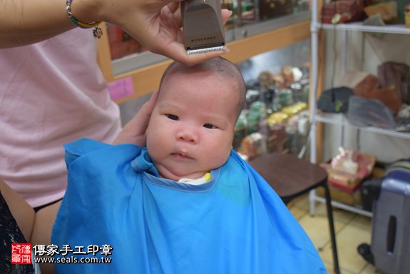 剃胎毛、滿月剃頭、嬰兒剃頭、嬰兒理髮、嬰兒剃髮、嬰兒剃胎毛、嬰兒滿月剃頭、寶寶剃頭、剃胎毛儀式、剃胎毛吉祥話、滿月剃頭儀式、滿月剃頭吉祥話、寶寶剃胎毛、寶寶滿月剃頭理髮、 新北市永和地區剃胎毛、新北市永和地區滿月剃頭、新北市永和地區嬰兒剃頭剃胎毛、新北市永和地區嬰兒理髮、新北市嬰兒剃髮、李寶寶(新北永和區嬰兒寶寶滿月剃頭理髮、免費嬰兒剃胎毛儀式吉祥話)。中國風會場，爸媽寶貝免費穿「日中韓」古裝禮服。專業拍照、DVD光碟、證書。★購買「臍帶章、肚臍章、胎毛筆刷印章」贈送：剃頭、收涎、抓周，三選一。2017.10.02照片18