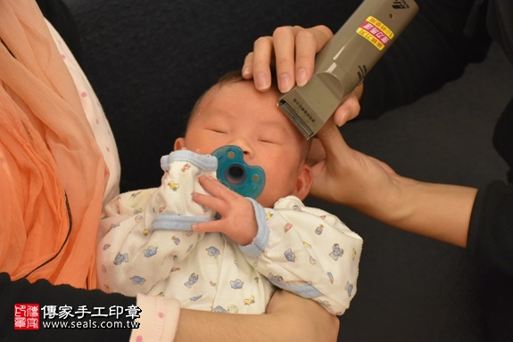 剃胎毛、滿月剃頭、嬰兒剃頭、嬰兒理髮、嬰兒剃髮、嬰兒剃胎毛、嬰兒滿月剃頭、寶寶剃頭、剃胎毛儀式、剃胎毛吉祥話、滿月剃頭儀式、滿月剃頭吉祥話、寶寶剃胎毛、寶寶滿月剃頭理髮、 新竹縣竹北地區剃胎毛、新竹縣竹北地區滿月剃頭、新竹縣竹北地區嬰兒剃頭剃胎毛、新竹縣竹北地區嬰兒理髮、新竹縣嬰兒剃髮、鄭寶寶(新竹竹北區到府嬰兒寶寶滿月剃頭理髮、免費到府嬰兒剃胎毛儀式吉祥話)。到府剃頭剃胎毛主持、專業拍照、DVD光碟、證書。★購買「臍帶章、肚臍章、胎毛筆刷印章」贈送：剃頭、收涎、抓周，三選一。2017.11.18照片15