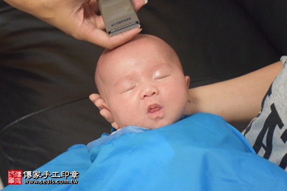 剃胎毛、滿月剃頭、嬰兒剃頭、嬰兒理髮、嬰兒剃髮、嬰兒剃胎毛、嬰兒滿月剃頭、寶寶剃頭、剃胎毛儀式、剃胎毛吉祥話、滿月剃頭儀式、滿月剃頭吉祥話、寶寶剃胎毛、寶寶滿月剃頭理髮、 新北市中和地區剃胎毛、新北市中和地區滿月剃頭、新北市中和地區嬰兒剃頭剃胎毛、新北市中和地區嬰兒理髮、新北市嬰兒剃髮、陳寶寶(新北中和區到府嬰兒寶寶滿月剃頭理髮、免費到府嬰兒剃胎毛儀式吉祥話)。到府剃頭剃胎毛主持、專業拍照、DVD光碟、證書。★購買「臍帶章、肚臍章、胎毛筆刷印章」贈送：剃頭、收涎、抓周，三選一。2017.09.06照片18
