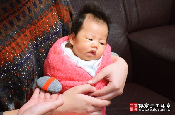 剃胎毛、滿月剃頭、嬰兒剃頭、嬰兒理髮、嬰兒剃髮、嬰兒剃胎毛、嬰兒滿月剃頭、寶寶剃頭、剃胎毛儀式、剃胎毛吉祥話、滿月剃頭儀式、滿月剃頭吉祥話、寶寶剃胎毛、寶寶滿月剃頭理髮、 新竹市剃胎毛、新竹市滿月剃頭、 新竹市嬰兒剃頭剃胎毛、新竹市嬰兒理髮、新竹市嬰兒剃髮、小雨衣(新竹市到府嬰兒寶寶滿月剃頭理髮、免費到府嬰兒剃胎毛儀式吉祥話)。到府剃頭剃胎毛主持、專業拍照、DVD光碟、證書。★購買「臍帶章、肚臍章、胎毛筆刷印章」贈送：剃頭、收涎、抓周，三選一。2016.02.21 照片5